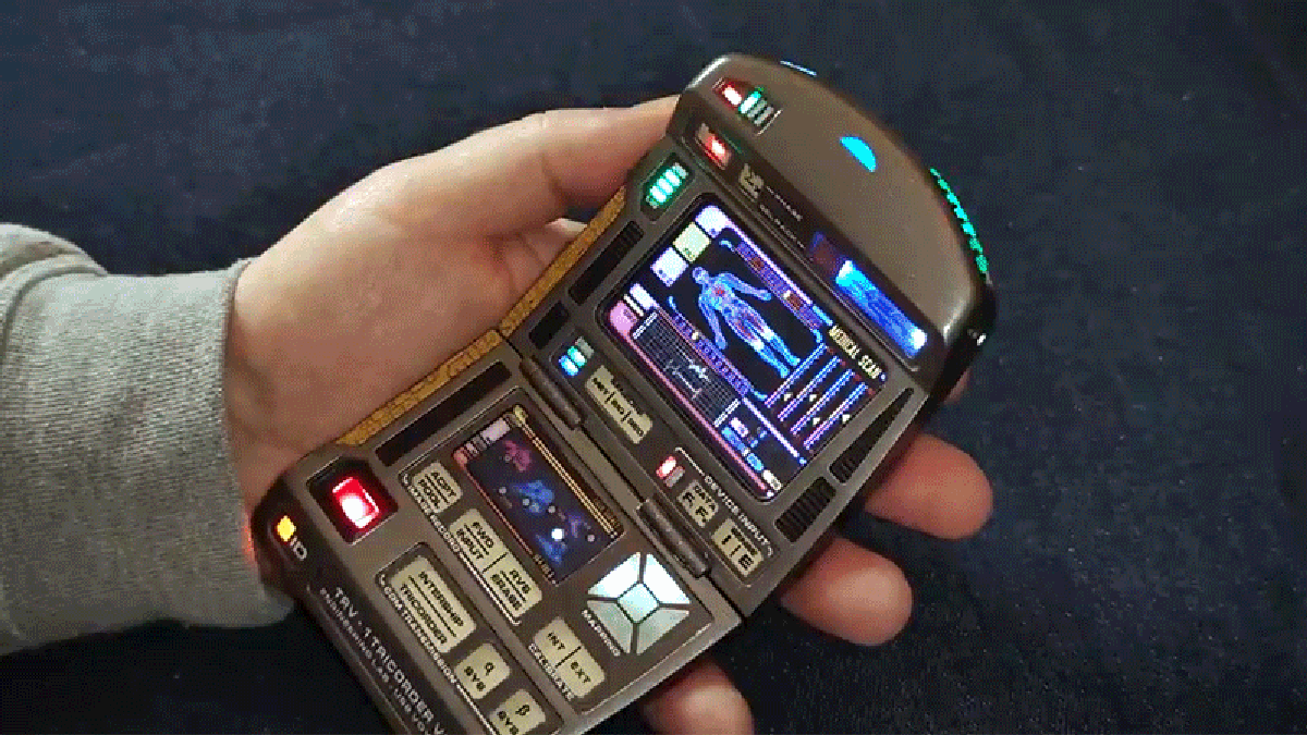 A Star Trek: Voyager Fan Built a Replica Tricorder That's Better Than Any Prop H..