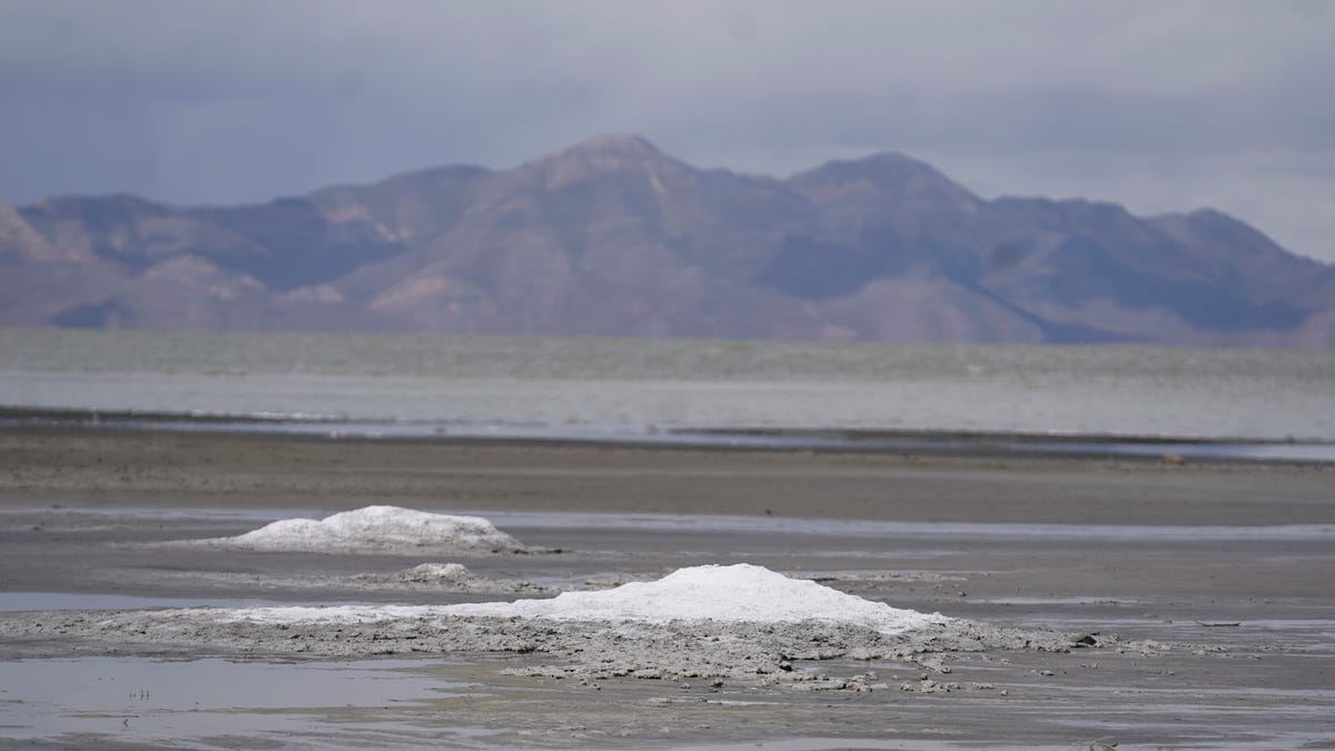 Utah's Great Salt Lake Dwindles to New Record Low