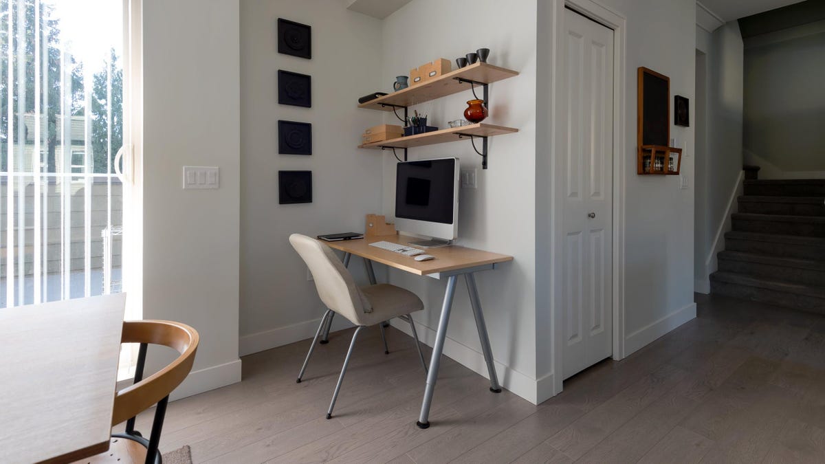 B8245E42Bc8Fcf7Bc408De597021A0E6 How To Create A Home Office In A Tiny-Ass Space