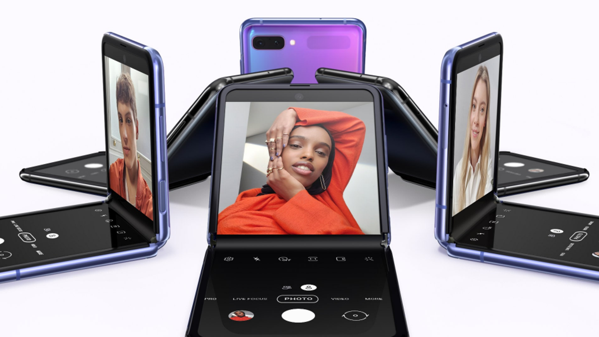 Which Flip Phone is Better: Samsung's Galaxy Z Flip or the Motorola Razr? thumbnail