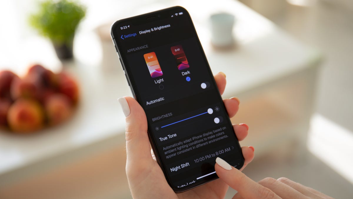 Can you force dark mode on iOS?