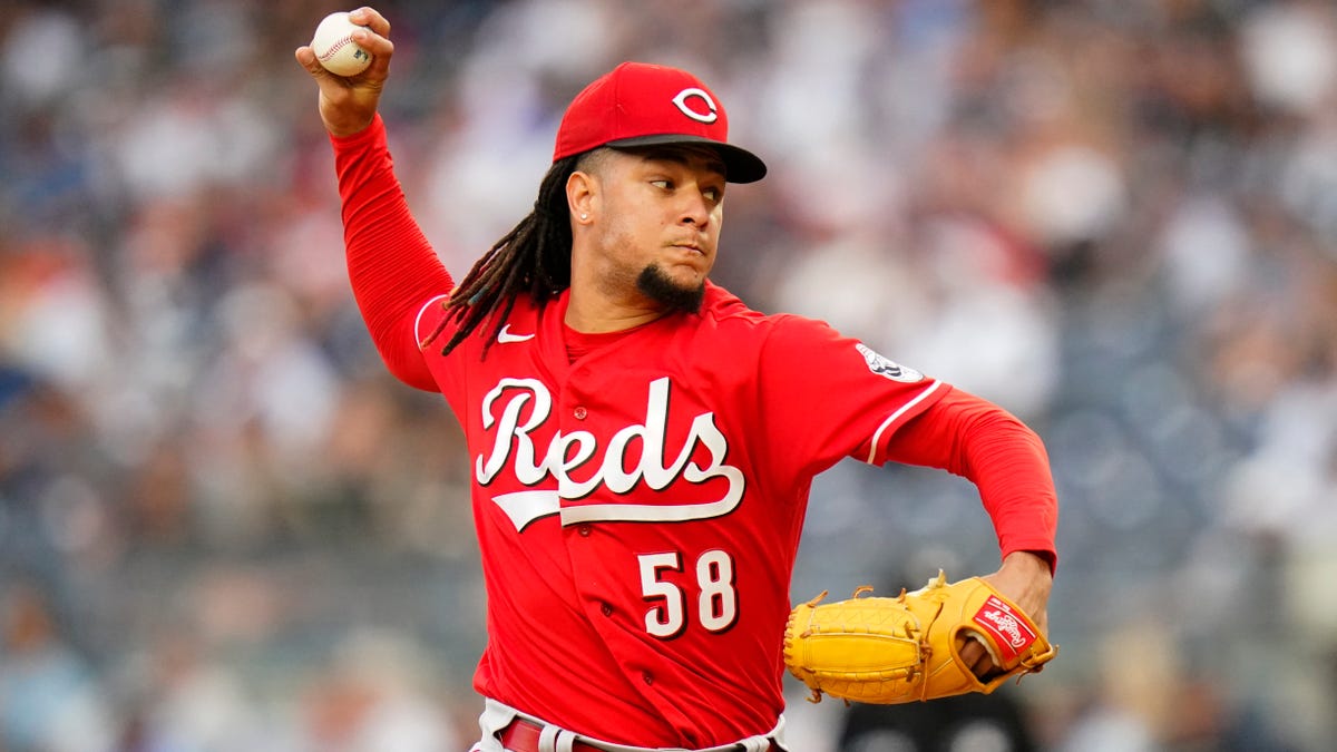 Mariners acquire pitcher Luis Castillo from Reds