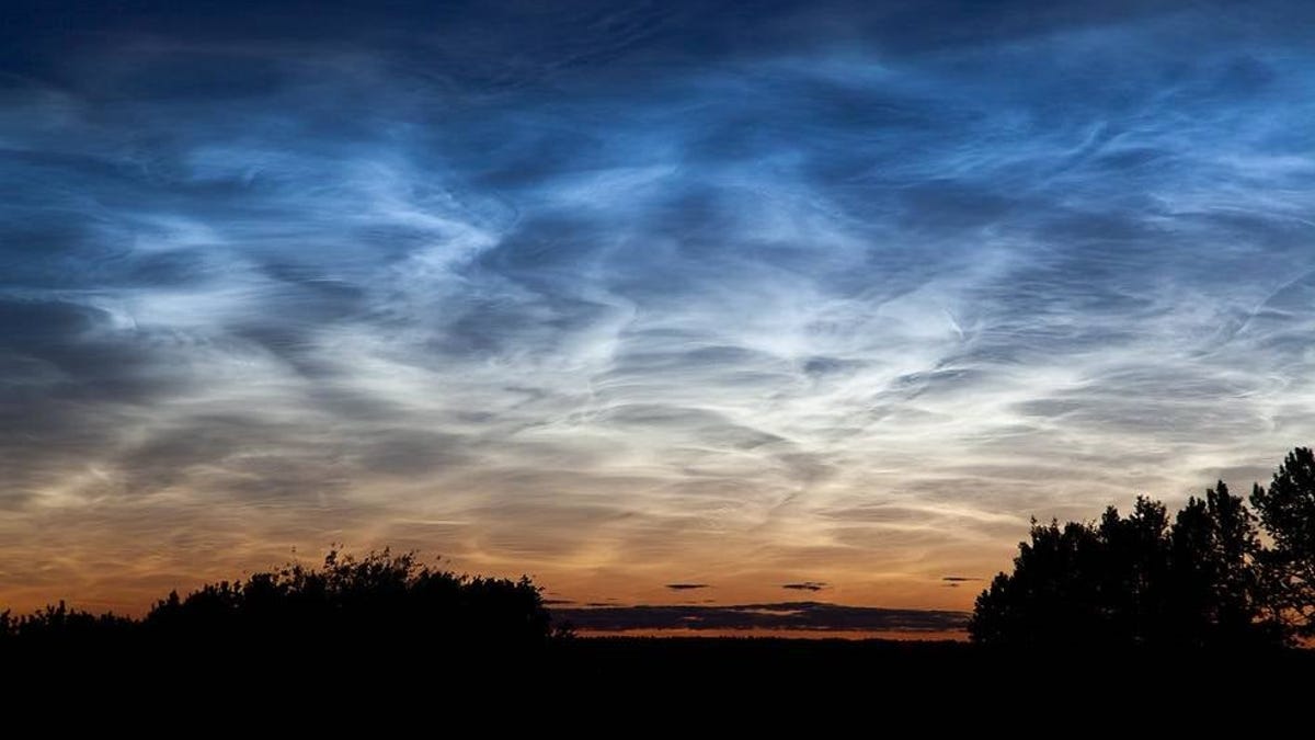 Wir wissen jetzt, dass es am Nachthimmel mehr helle Wolken gibt, die von Raketen verursacht werden