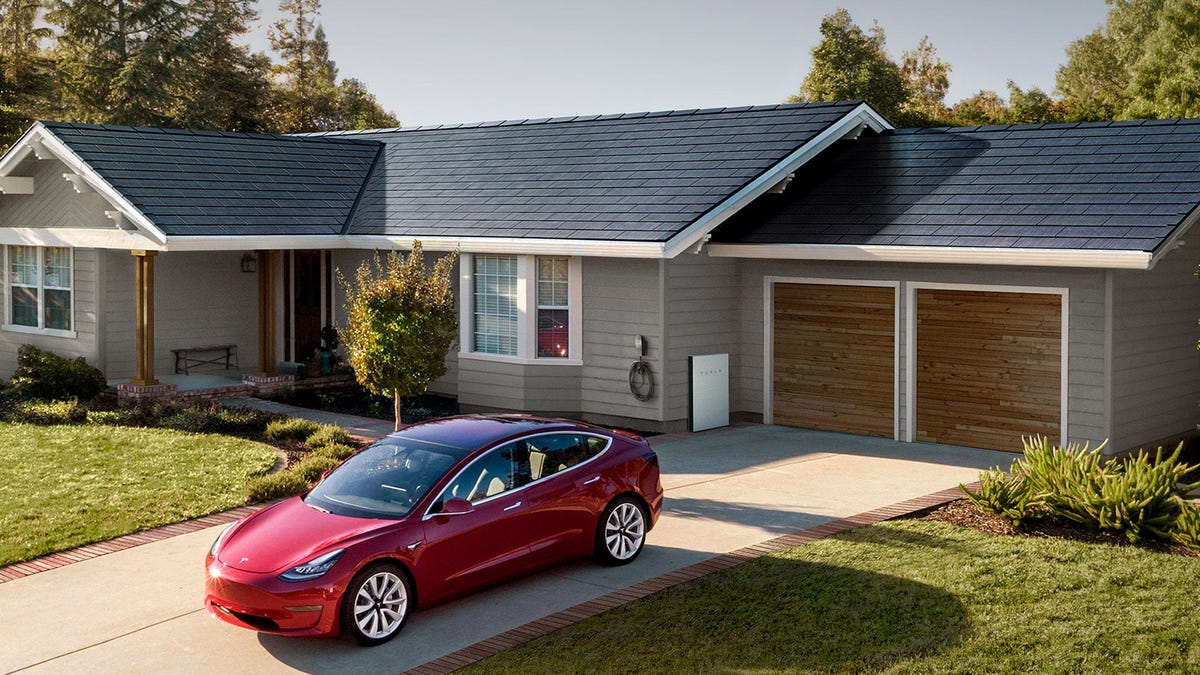 قد تواجه شركة Tesla May دعوى قضائية ضد الزجاج لرفع أسعار السقف الشمسي