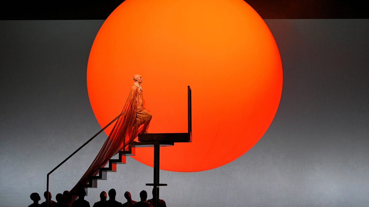 Akhnaten: A Revolutionary King Gets an Equally Innovative Opera