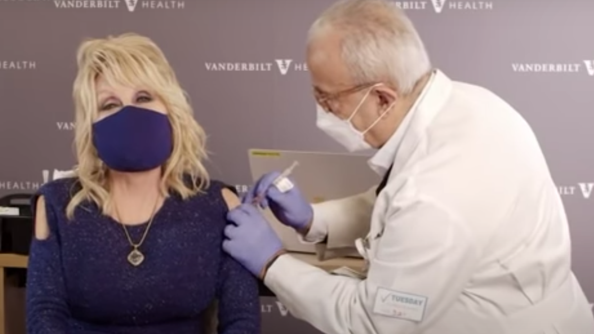 Dolly Parton has new song for “cowards” for fear of getting the COVID vaccine