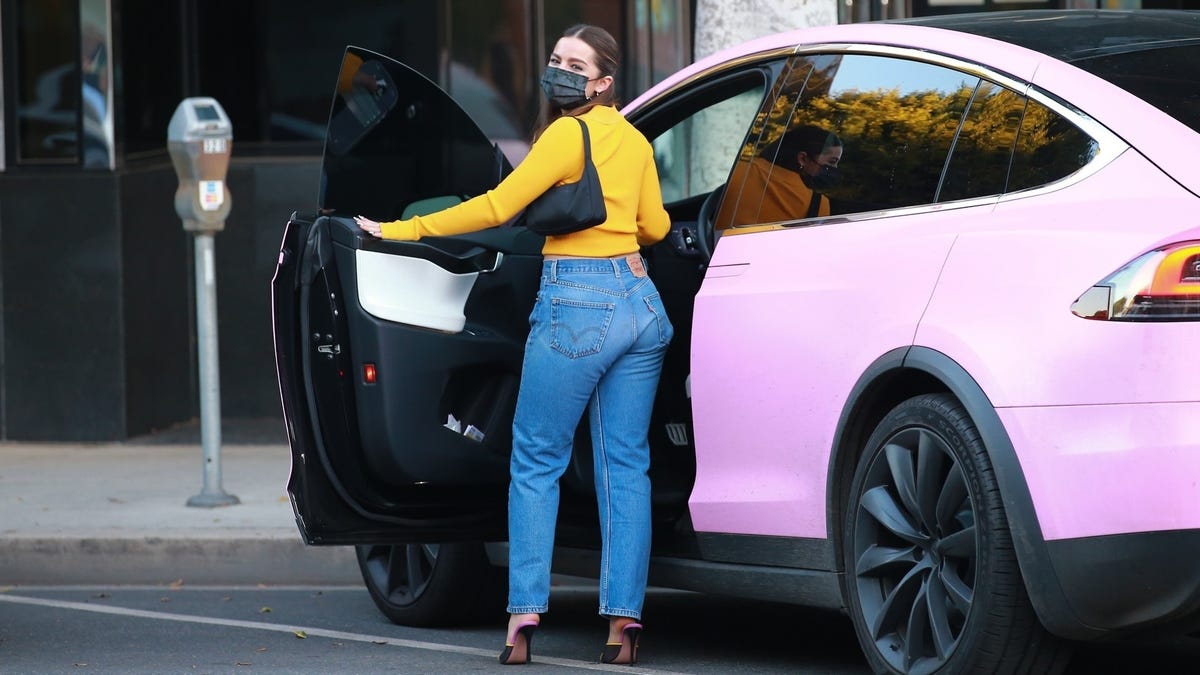 this rich tiktok star painted her tesla pink