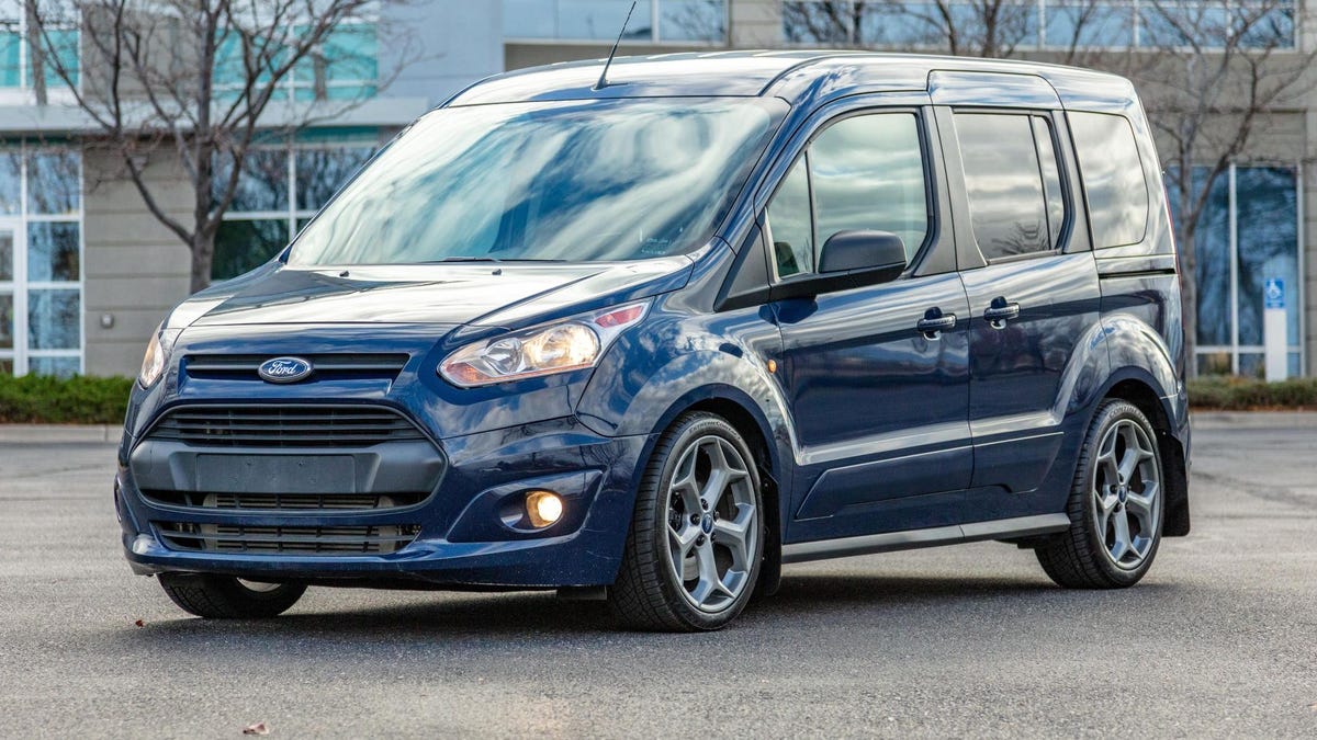 Kažkas numetė „Ford Focus ST“ variklį į „Ford Transit“.