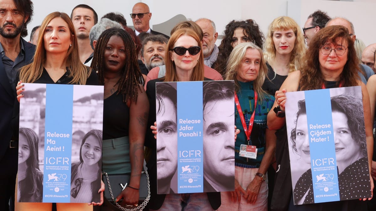 Julianna Moore, Jaafar Panahi’yi desteklemek için Venedik’te protesto düzenledi