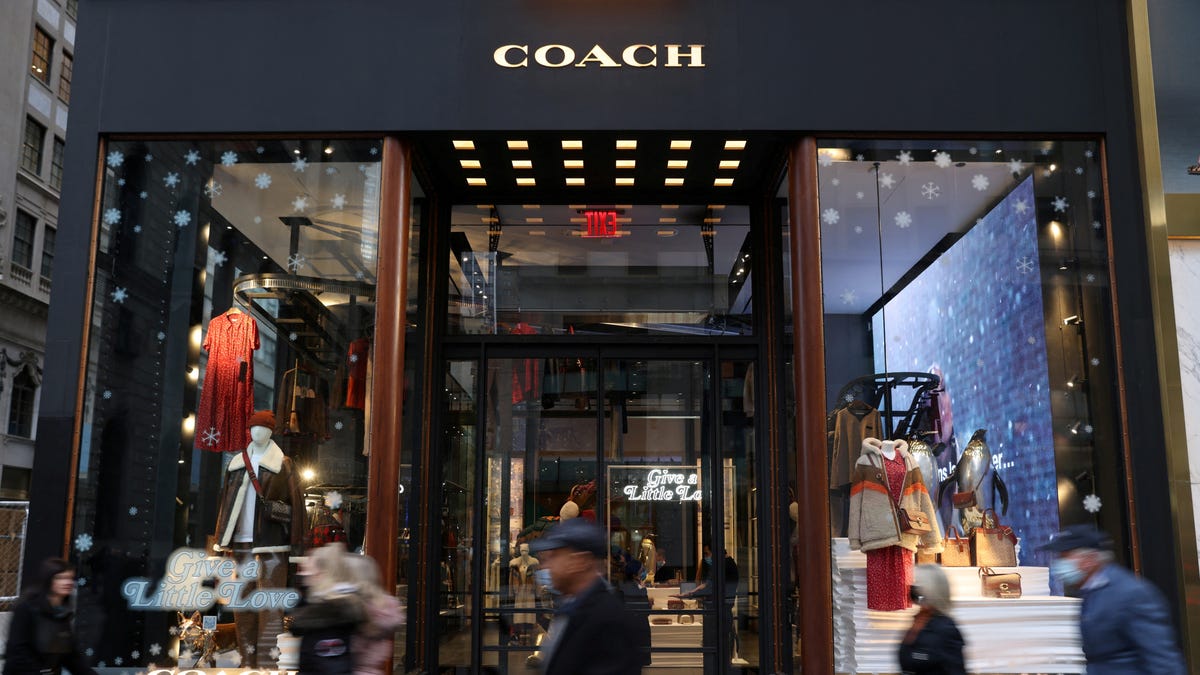 US retail sales are growing again, keeping a soft landing for the economy within sight
