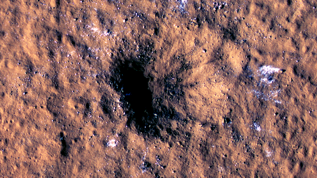Le immagini mostrano un nuovo cratere su Marte causato da un grande impatto di un meteorite
