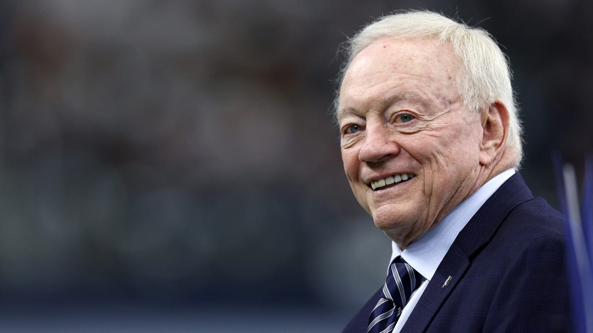 Jerry Jones probably shouldn’t have poked fun at the NFL by dressing up as a bli..