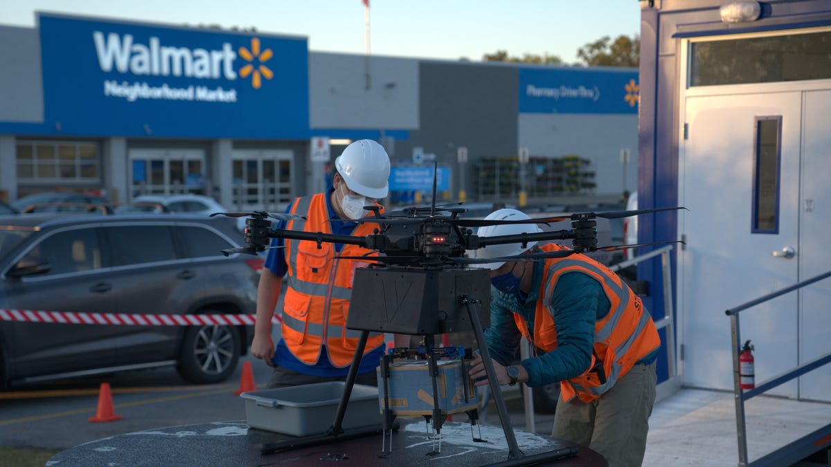 Walmart está agregando más drones y robots a su fuerza laboral