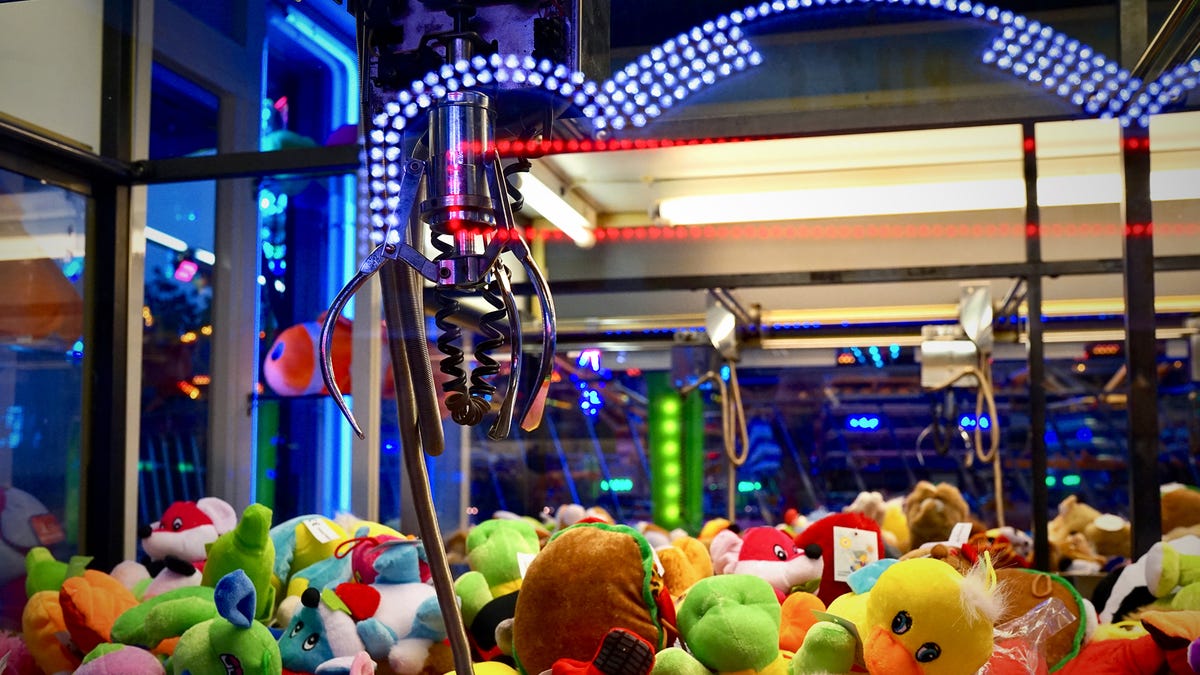 U.S. Adds $19 Trillion In Debt Attempting To Win Toy For Girlfriend From Claw Machine