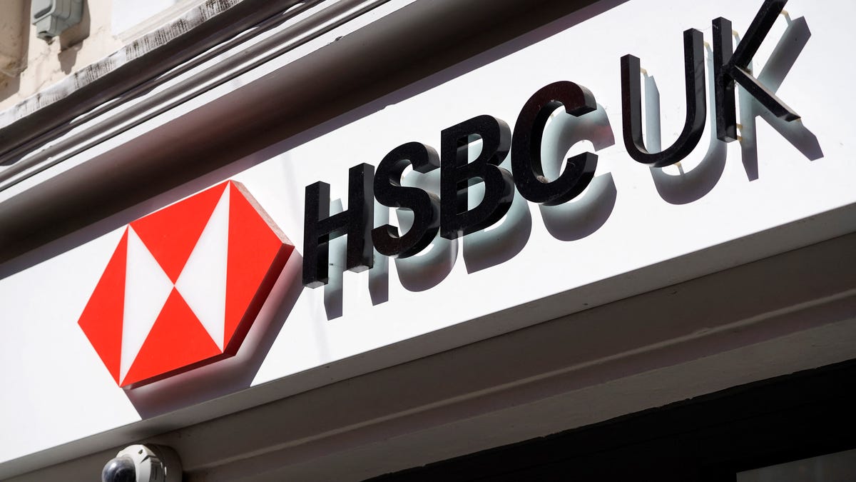 Banco HSBC suspende ejecutivo por negación del cambio climático