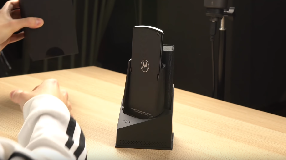 After a One Month Delay, the New Moto Razr Has Started Shipping a Week Early thumbnail