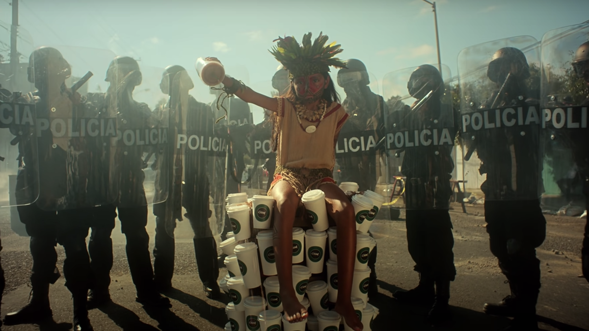 El nuevo video musical de Residente ofrece una visión brutal del imperialismo estadounidense