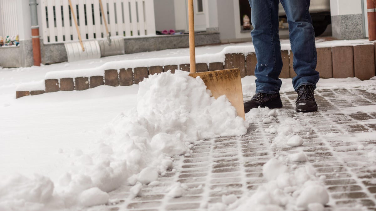 Ja, beim Schneeschaufeln kann man wirklich einen Herzinfarkt bekommen.