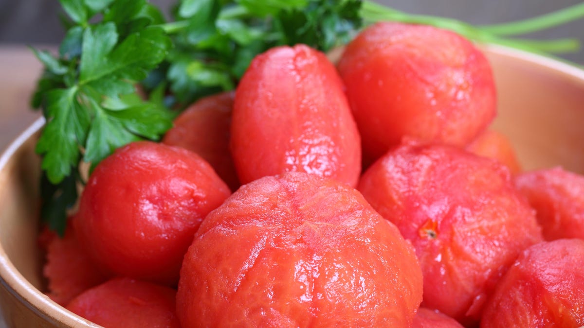 ثلاث طرق سهلة للغاية لتقشير الطماطم