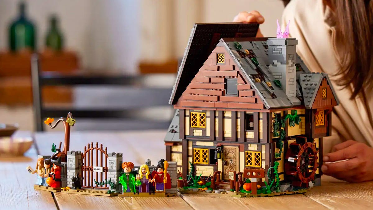Lego revela el juego de cabaña Hocus Pocus Sanderson de 2316 piezas