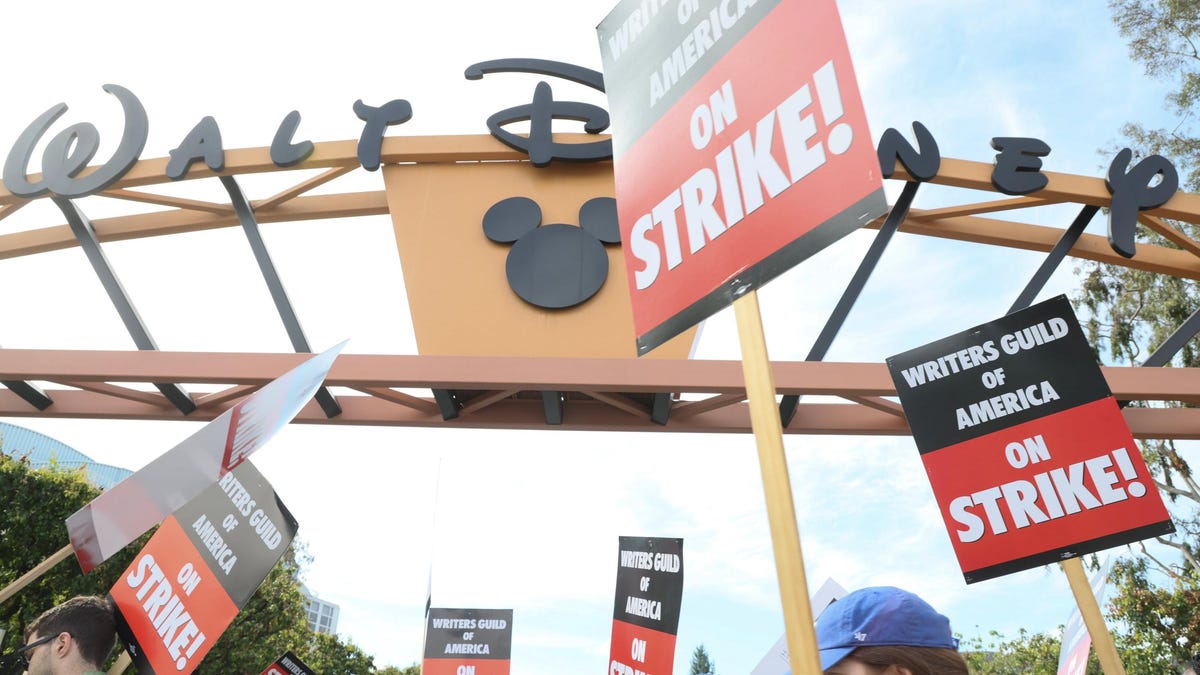 Disney dice que los showrunners deberían trabajar a pesar de la huelga de escritores