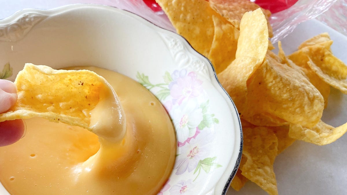 Make This Gooey, Stretchy Cheese Sauce With Lemon Juice and Baking Soda