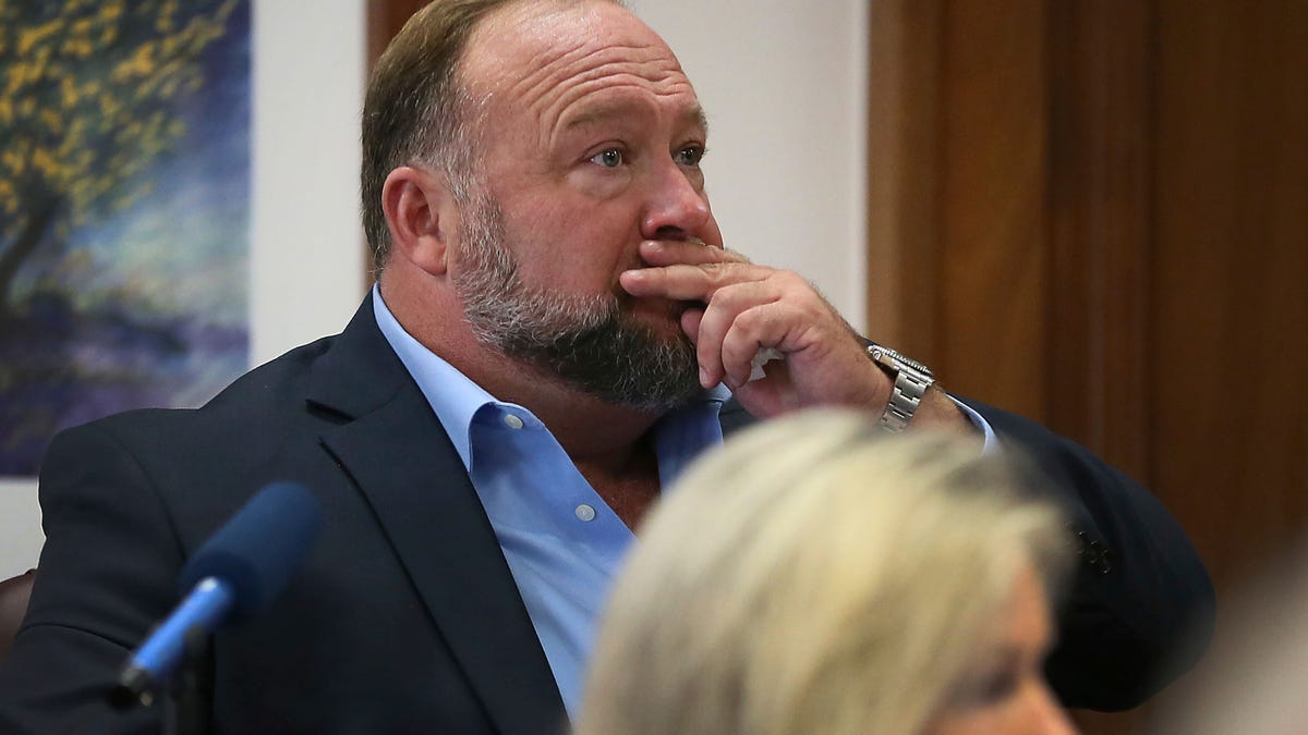 Alex Jones multado con 45,2 millones de dólares por mentir sobre Sandy Hook