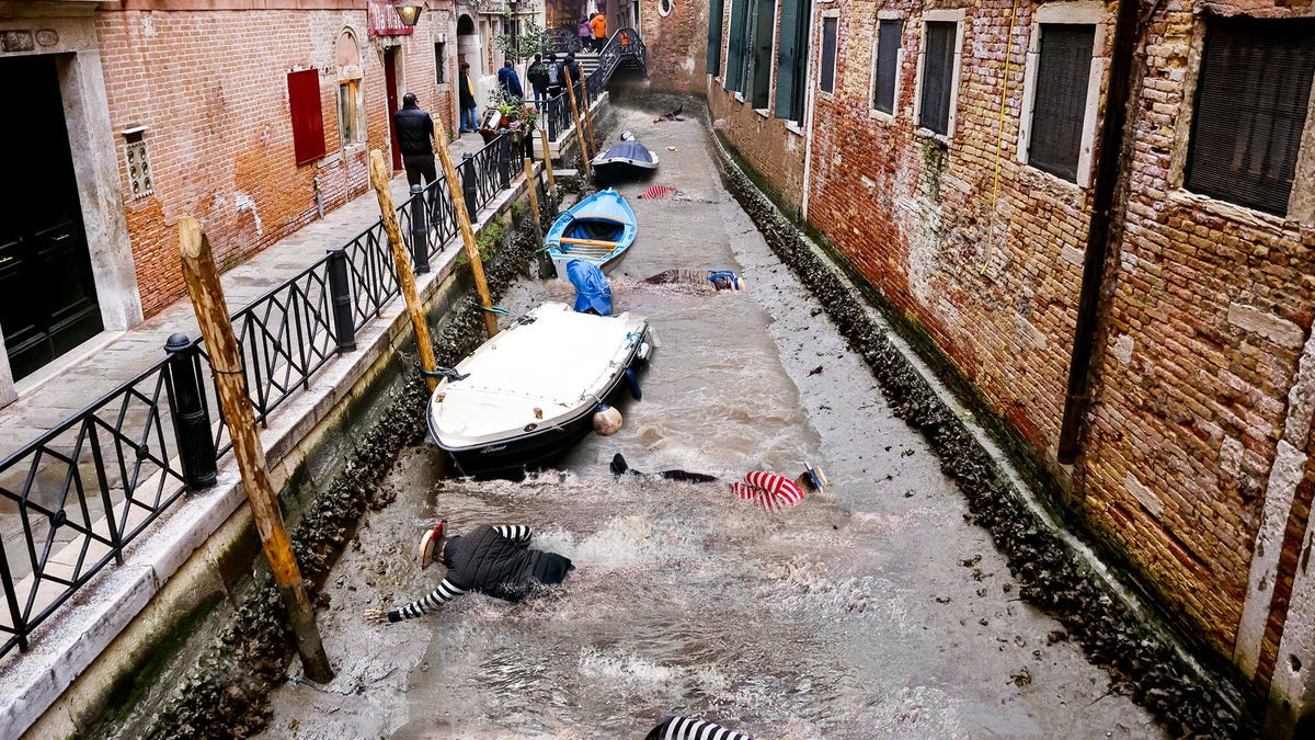 Gondoliers Gasp, Flop Uncontrollably After Venice Canals Drained From