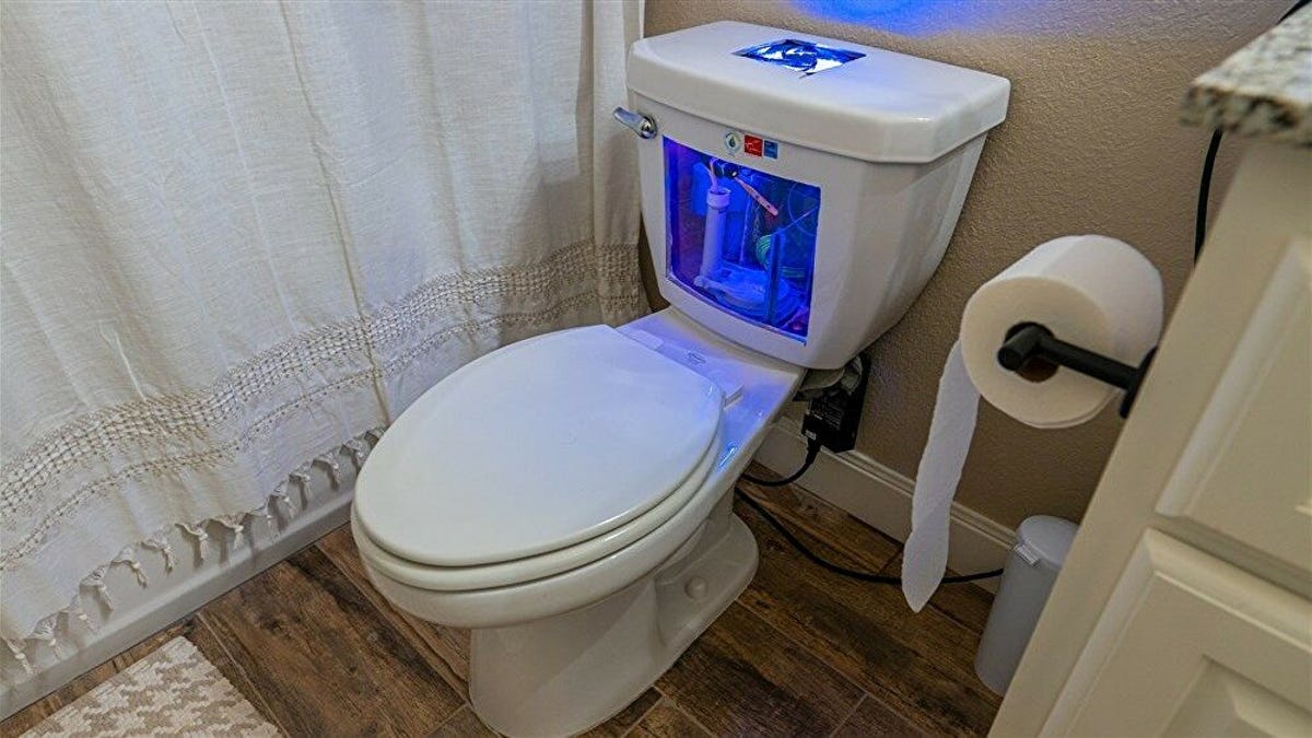 YouTuber bouwt een gamecomputer uit een werktoilet