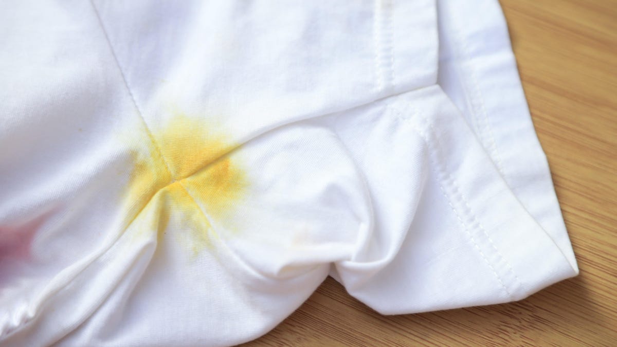 Cómo quitar las manchas de sudor de tu ropa