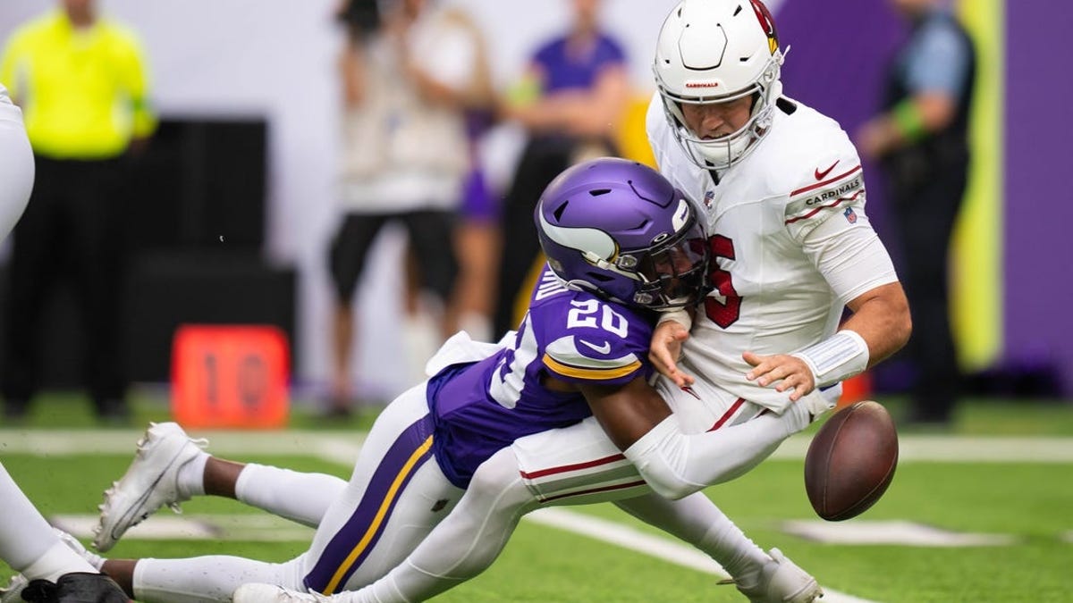 David Blough rallies the Cardinals to a 18-17 victory over Vikings