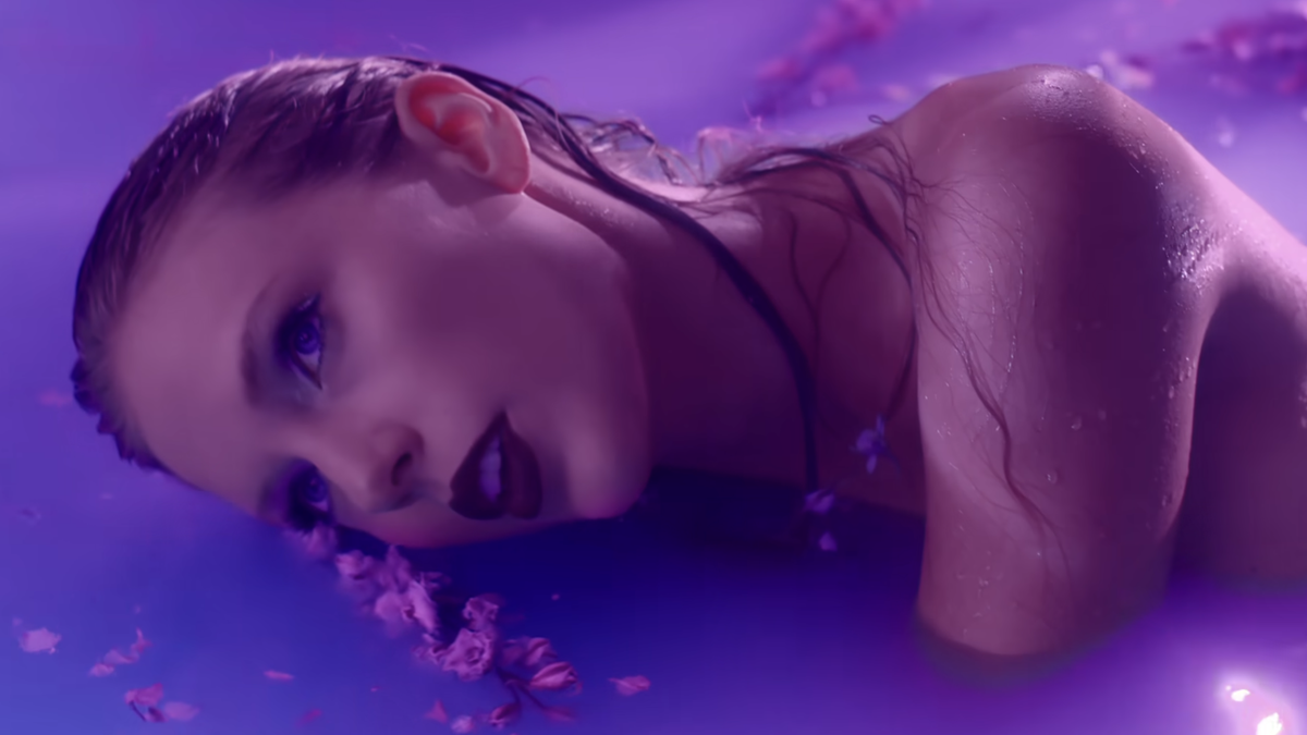Taylor Swift shares seductive “Lavender Haze” music video