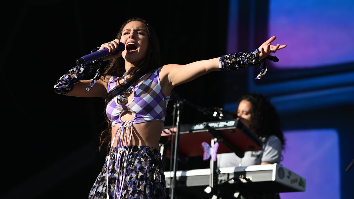 Olivia Rodrigo brings out Lily Allen to angrily serenade the Supreme Court
