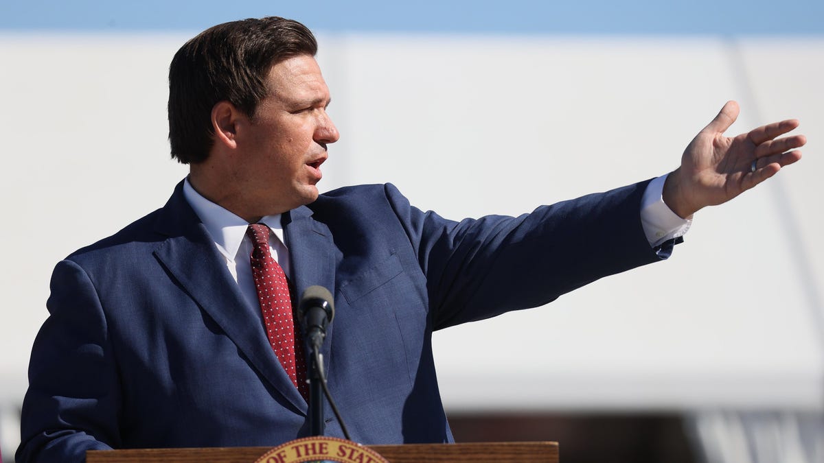 Ron DeSantis Adviser Used A ‘Silence of the Lambs’ Pseudonym to Send Immigrants to Martha’s Vineyard