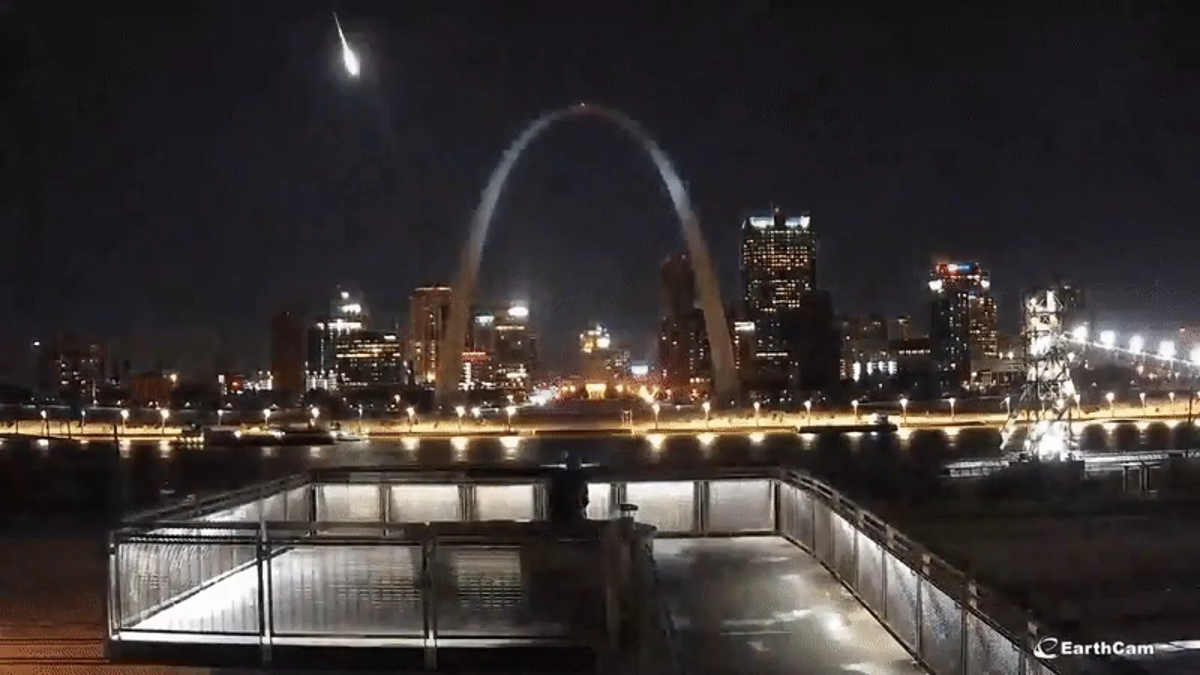 Watch St. Louis Meteor Lights Up the Night Skies