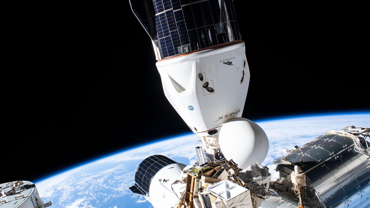 SpaceX y la NASA identifican la causa del vehículo de carga con fugas