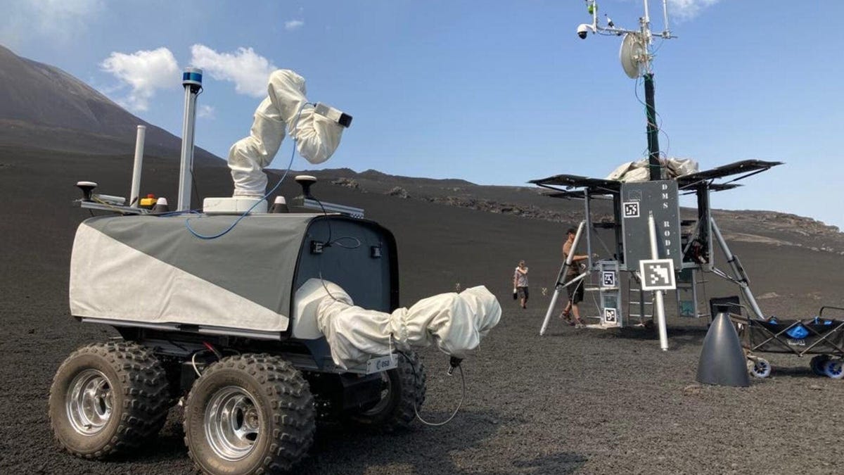 Rover sbírá kameny na aktivní sopce, aby simuloval měsíční misi