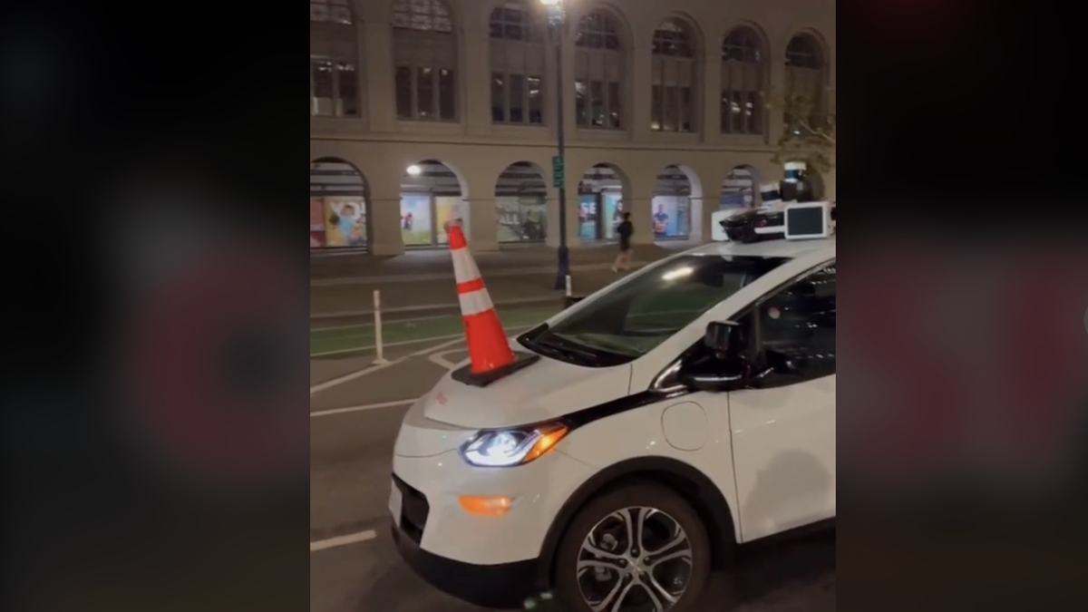 Les Californiens arrêtent les voitures autonomes avec des cônes de signalisation