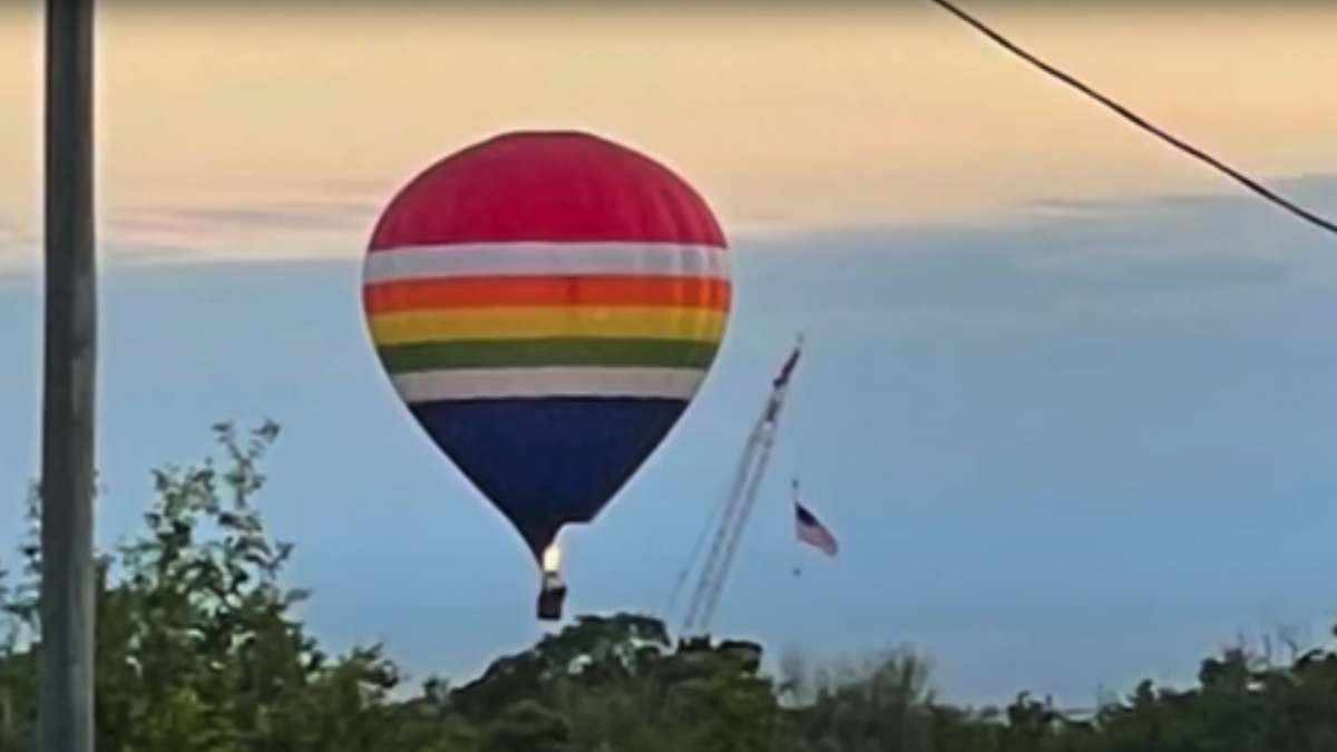 Heißluftballon stößt mit fahrendem Zug zusammen, Pilot und zwei Passagiere werden verletzt