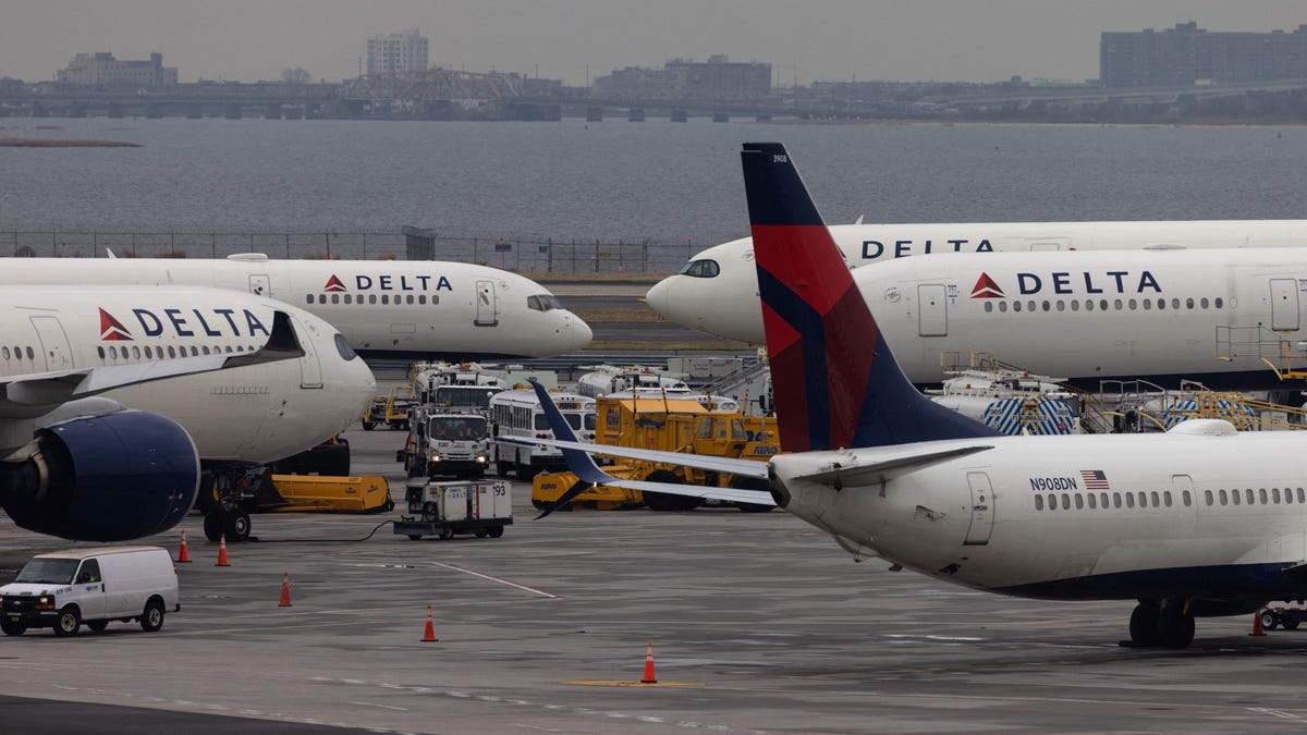 Delta streicht Flüge, während die Sommerreisesaison an Fahrt gewinnt