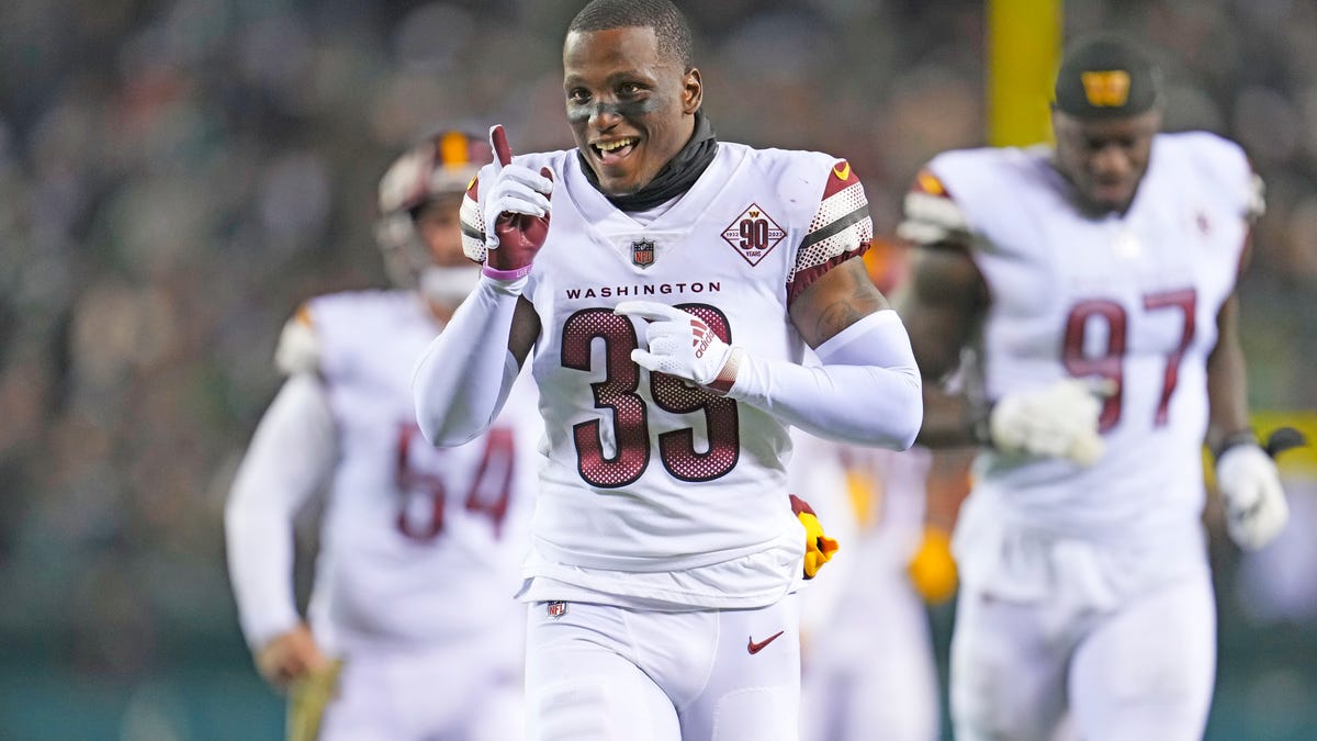 WATCH: Washington Commanders Jeremy Reaves breaks down after making the Pro  Bowl