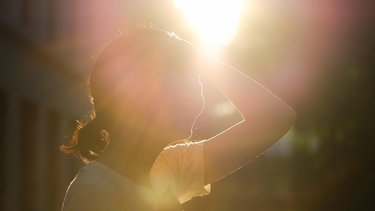 Die schlechtesten Stoffe, die man bei heißem Wetter tragen kann