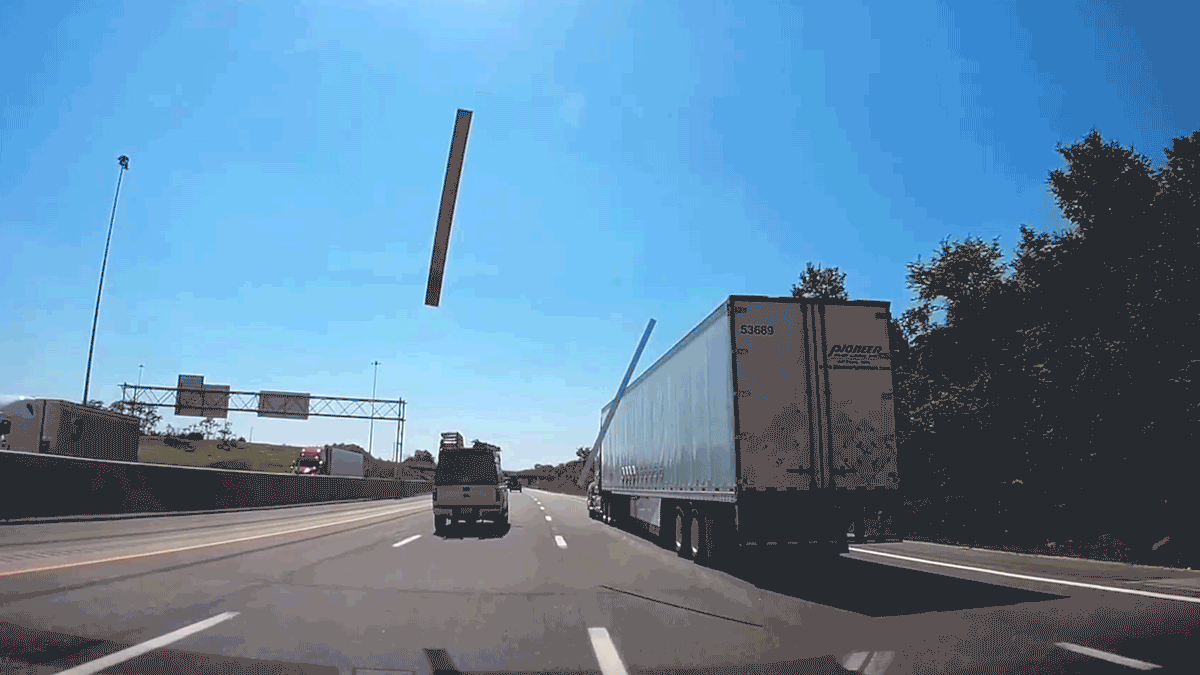 Tabla sale volando y atraviesa el parabrisas de un auto (VIDEO)