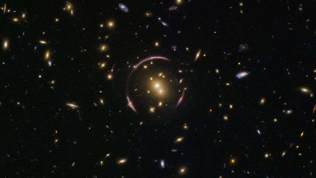 Astrofísicos descobriram anéis de Einstein que aumentam o estado da matéria escura do áxion