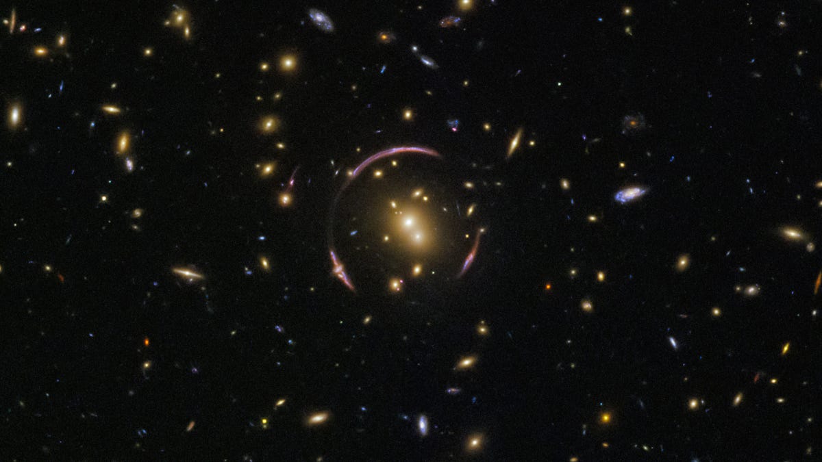 Astrofísicos descobriram anéis de Einstein que aumentam o estado da matéria escura do áxion Astrofísicos descobriram anéis de Einstein que aumentam o estado da matéria escura do áxion