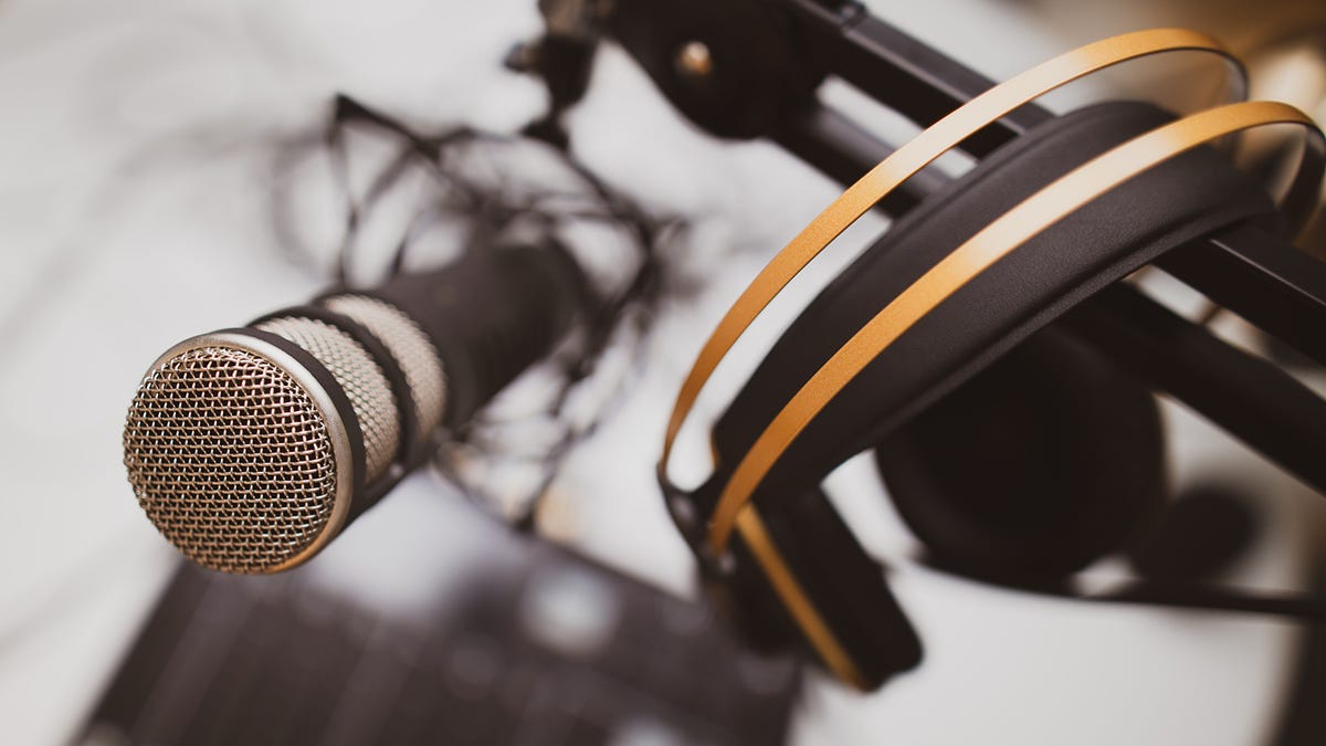 Everything You Need to Start Your Own Podcast on the Cheap thumbnail