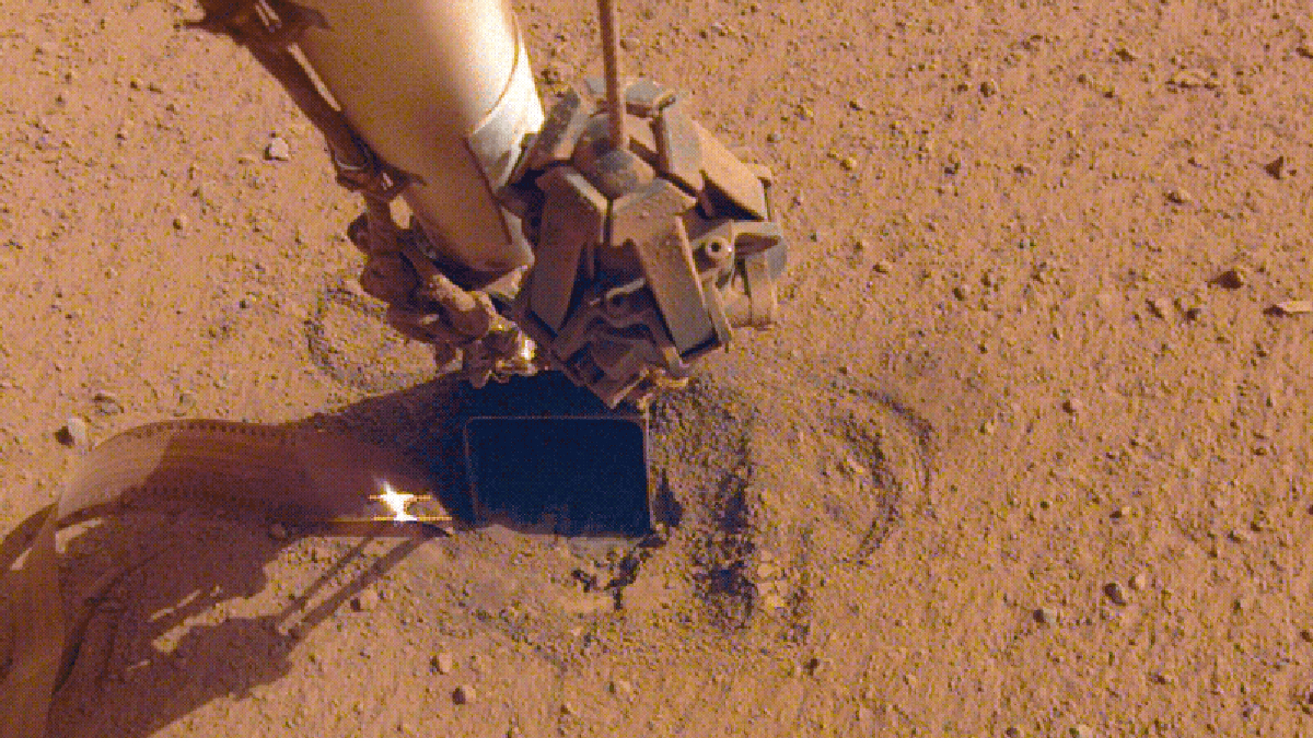 Photo of Do pekla áno, tepelná sonda InSight je teraz na Marse úplne pochovaná