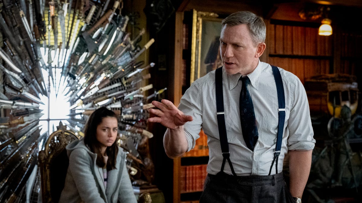 Knives out review av club Knives out review av club
