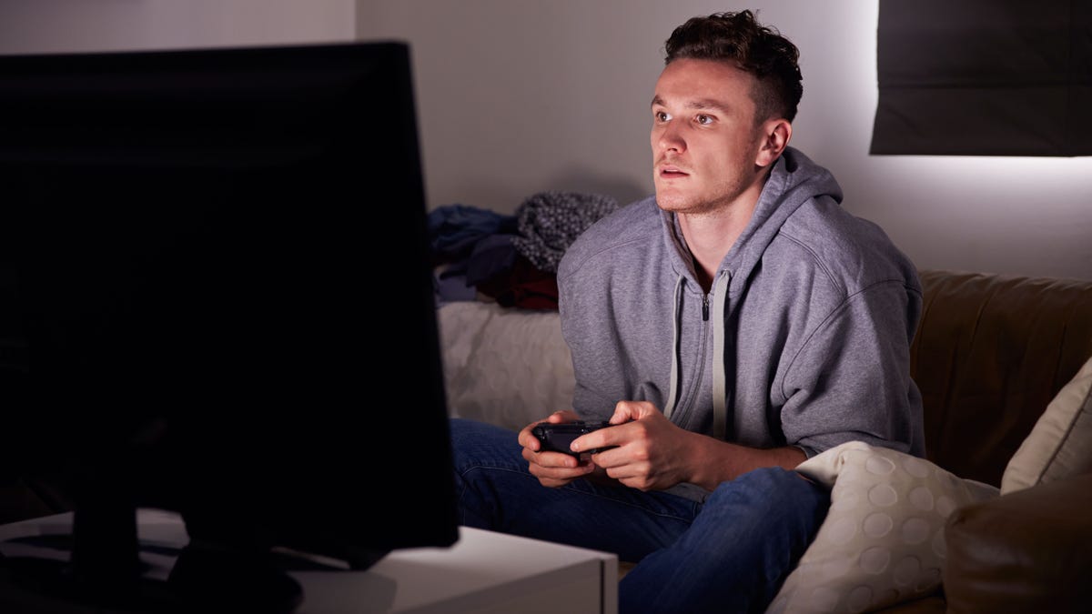 1000 ways to die guy playing video games