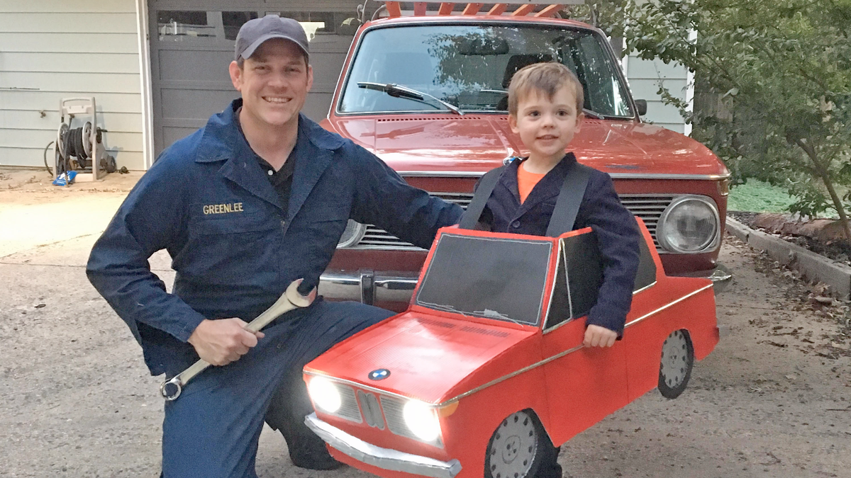 Hypocrite Peregrination carriage Dad Wins Car-Halloween With This Fantastic BMW Costume For His Kid